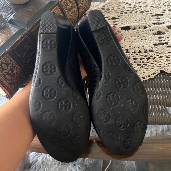 Tory Burch Sally 2 Pebbled Silver Logo Wedge - Picture 2 of 5